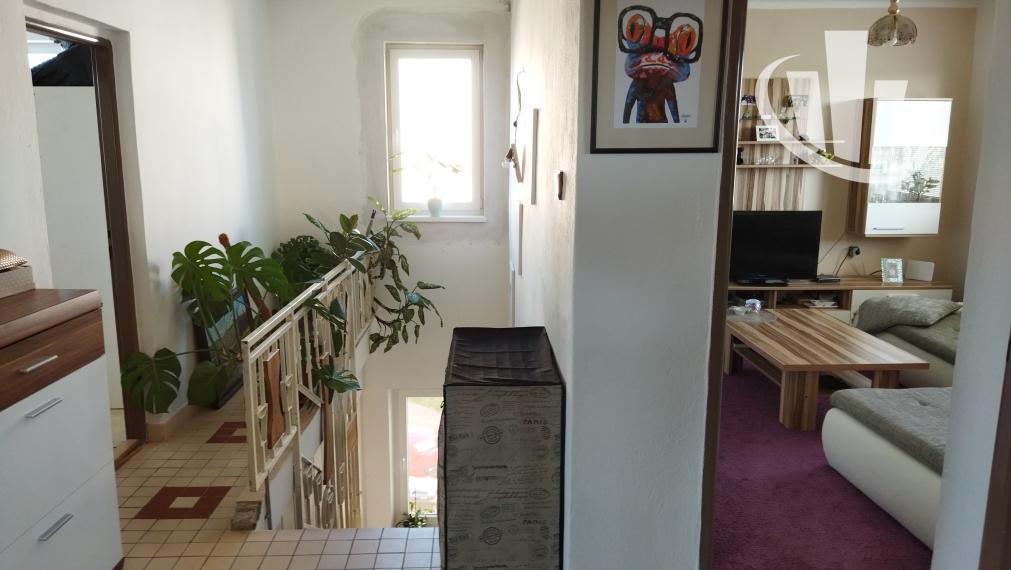 Predáme 7 izbový rodinný dom v obci Šoporňa,