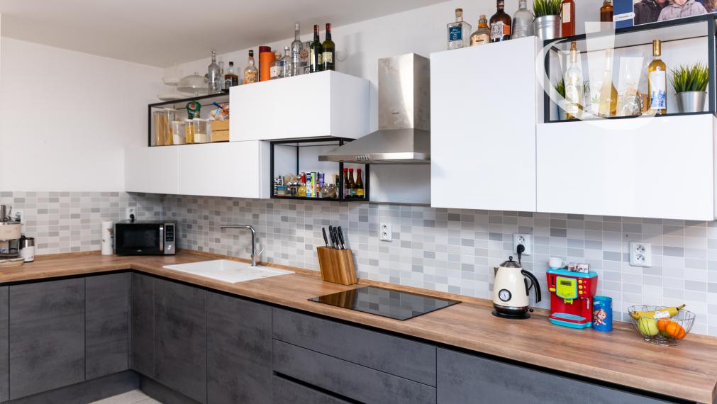 Predáme nadštandarný luxusne zariadený 3izbový byt