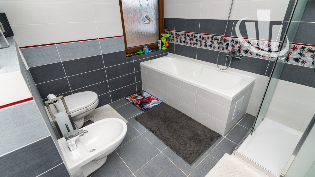 Predáme nadštandarný luxusne zariadený 3izbový byt