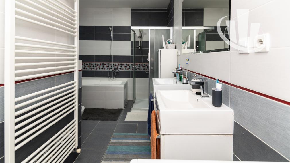 Predáme nadštandarný luxusne zariadený 3izbový byt