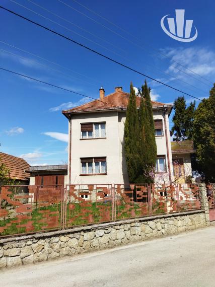 Predáme dvojgeneračný RD v obci Dlhá nad Váhom