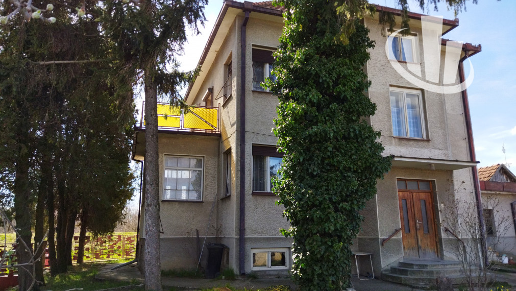 Predáme dvojgeneračný RD v obci Dlhá nad Váhom