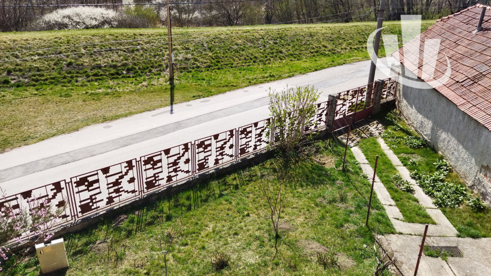 Predáme dvojgeneračný RD v obci Dlhá nad Váhom