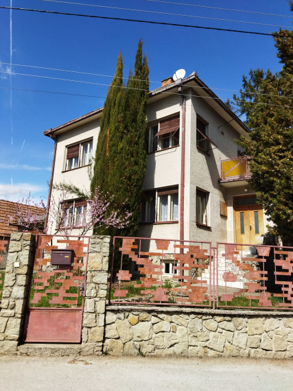 Predáme dvojgeneračný RD v obci Dlhá nad Váhom