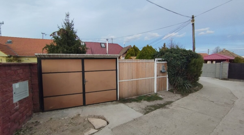 Predáme 2izbový RD v obci Šoporňa.