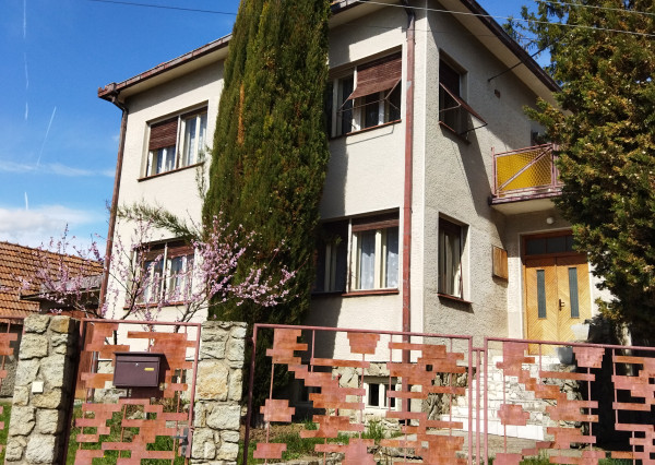 Predáme dvojgeneračný RD v obci Dlhá nad Váhom