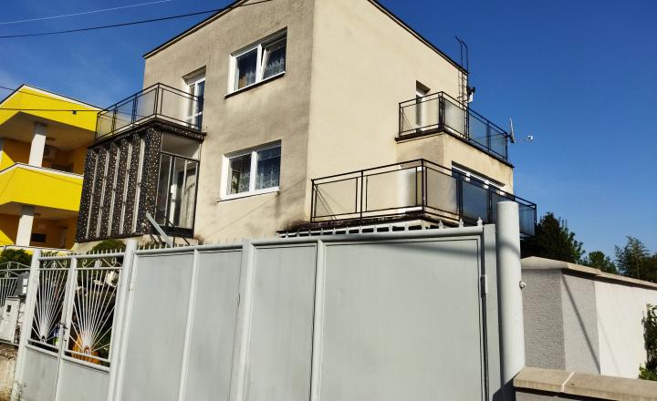 Predáme dvojgeneračný RD v obci Šoporňa