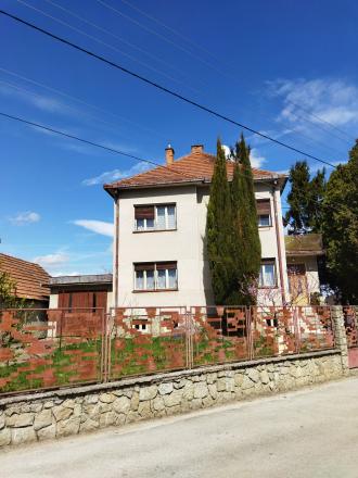 Predáme dvojgeneračný RD v obci Dlhá nad Váhom - fotografia 1