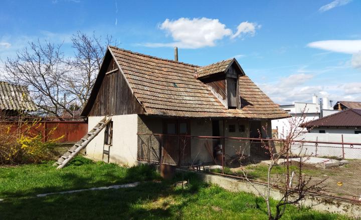 Predáme dvojgeneračný RD v obci Dlhá nad Váhom - fotografia 4