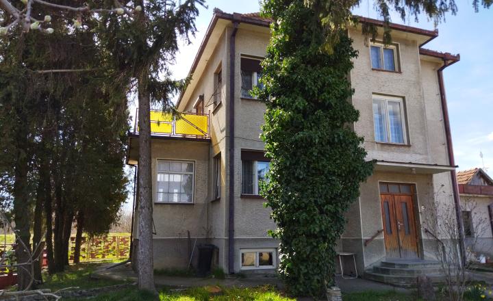 Predáme dvojgeneračný RD v obci Dlhá nad Váhom - fotografia 3