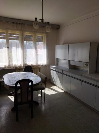 Predáme dvojgeneračný RD v obci Dlhá nad Váhom - fotografia 9
