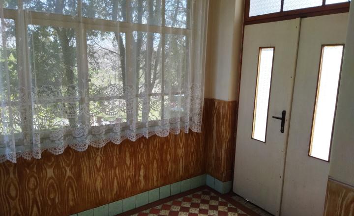 Predáme dvojgeneračný RD v obci Dlhá nad Váhom - fotografia 10