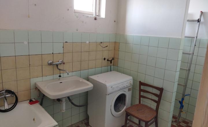 Predáme dvojgeneračný RD v obci Dlhá nad Váhom - fotografia 11