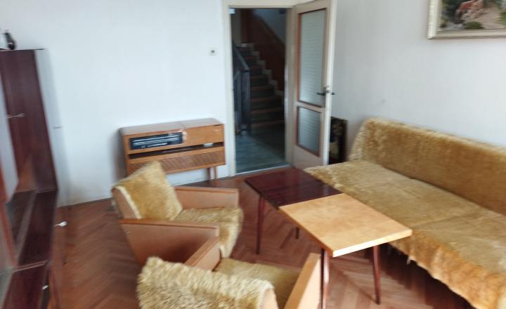 Predáme dvojgeneračný RD v obci Dlhá nad Váhom - fotografia 12