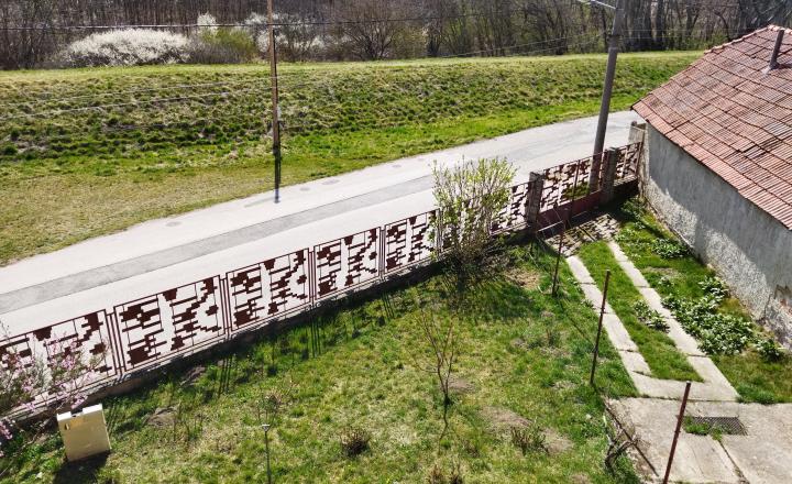 Predáme dvojgeneračný RD v obci Dlhá nad Váhom - fotografia 15