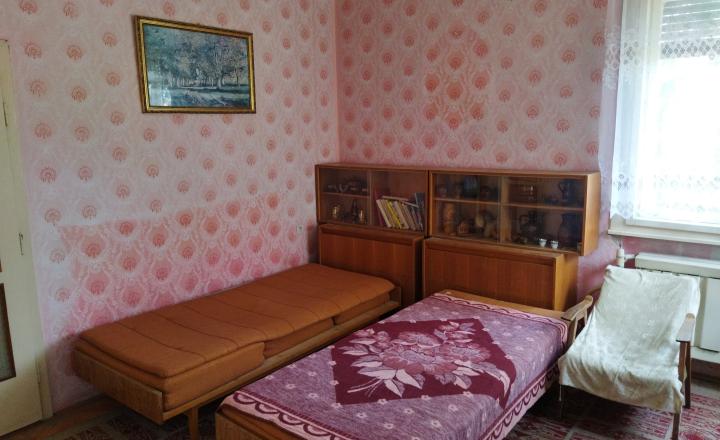 Predáme dvojgeneračný RD v obci Dlhá nad Váhom - fotografia 16