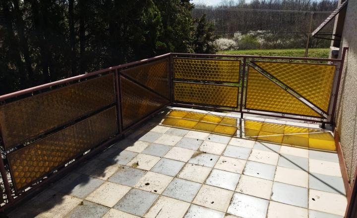 Predáme dvojgeneračný RD v obci Dlhá nad Váhom - fotografia 17