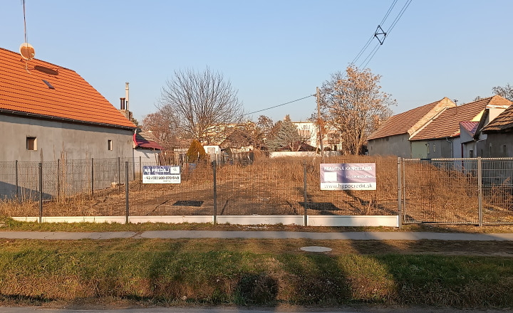Predám stavebný pozemok obci Šoporňa - fotografia 1