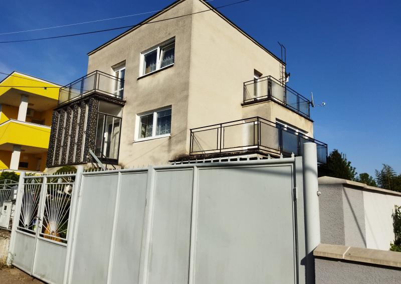 Predáme dvojgeneračný RD v obci Šoporňa